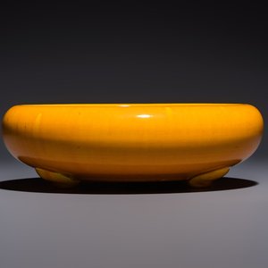 A Japanese Awaji orange-glazed brush washer, marked, and a blue-glazed vase, 19/20th C. — photo 11