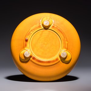 A Japanese Awaji orange-glazed brush washer, marked, and a blue-glazed vase, 19/20th C. — photo 13