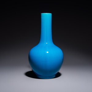 A Japanese Awaji orange-glazed brush washer, marked, and a blue-glazed vase, 19/20th C. — photo 3