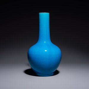 A Japanese Awaji orange-glazed brush washer, marked, and a blue-glazed vase, 19/20th C. — photo 5