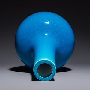 A Japanese Awaji orange-glazed brush washer, marked, and a blue-glazed vase, 19/20th C. — photo 6