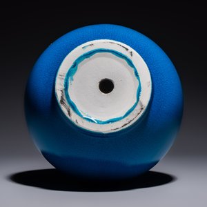 A Japanese Awaji orange-glazed brush washer, marked, and a blue-glazed vase, 19/20th C. — photo 7
