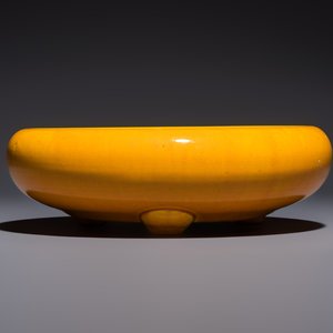 A Japanese Awaji orange-glazed brush washer, marked, and a blue-glazed vase, 19/20th C. — photo 8