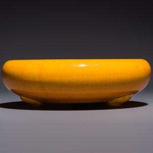A Japanese Awaji orange-glazed brush washer, marked, and a blue-glazed vase, 19/20th C. — photo 9