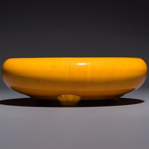 A Japanese Awaji orange-glazed brush washer, marked, and a blue-glazed vase, 19/20th C. — photo 10