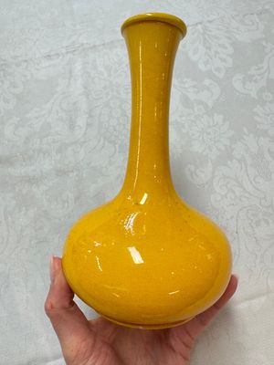 A Japanese Awaji yellow-glazed vase and a white-glazed 'Monkey' group, 19/20th C. — photo 11