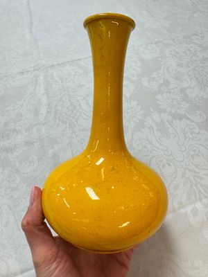 A Japanese Awaji yellow-glazed vase and a white-glazed 'Monkey' group, 19/20th C. — photo 12