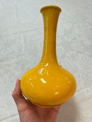 A Japanese Awaji yellow-glazed vase and a white-glazed 'Monkey' group, 19/20th C. — photo 13