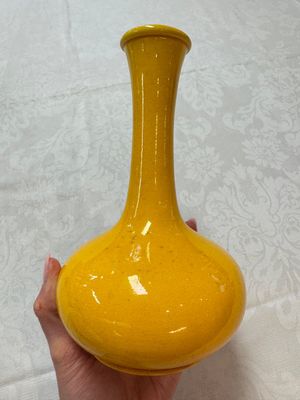 A Japanese Awaji yellow-glazed vase and a white-glazed 'Monkey' group, 19/20th C. — photo 14