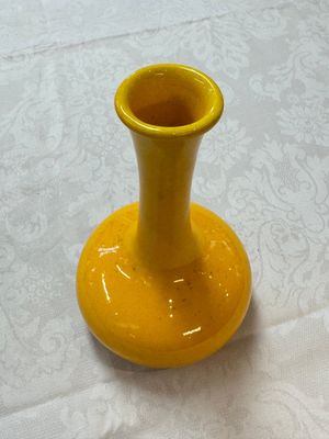 A Japanese Awaji yellow-glazed vase and a white-glazed 'Monkey' group, 19/20th C. — photo 16