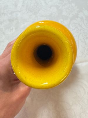 A Japanese Awaji yellow-glazed vase and a white-glazed 'Monkey' group, 19/20th C. — photo 17