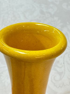 A Japanese Awaji yellow-glazed vase and a white-glazed 'Monkey' group, 19/20th C. — photo 18
