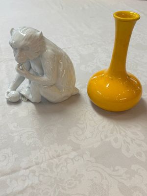 A Japanese Awaji yellow-glazed vase and a white-glazed 'Monkey' group, 19/20th C. — photo 1