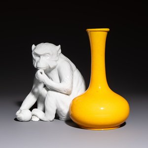 A Japanese Awaji yellow-glazed vase and a white-glazed 'Monkey' group, 19/20th C. — photo 1