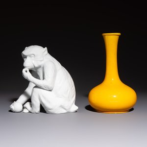 A Japanese Awaji yellow-glazed vase and a white-glazed 'Monkey' group, 19/20th C. — photo 2