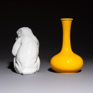 A Japanese Awaji yellow-glazed vase and a white-glazed 'Monkey' group, 19/20th C. — photo 3
