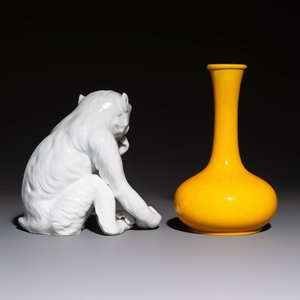 A Japanese Awaji yellow-glazed vase and a white-glazed 'Monkey' group, 19/20th C. — photo 4