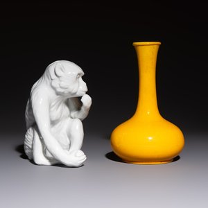 A Japanese Awaji yellow-glazed vase and a white-glazed 'Monkey' group, 19/20th C. — photo 5