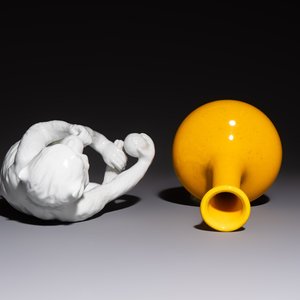 A Japanese Awaji yellow-glazed vase and a white-glazed 'Monkey' group, 19/20th C. — photo 6