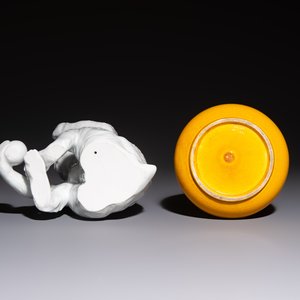 A Japanese Awaji yellow-glazed vase and a white-glazed 'Monkey' group, 19/20th C. — photo 7