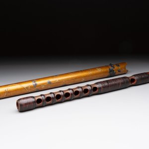 A Japanese bamboo flute with a gilt and lacquered silver-mounted wooden case, Yamada Jokasai 常嘉齋 mark, Edo, 18/19th C. — foto 1