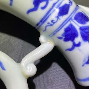 A Japanese blue and white Arita ewer, two dishes and an oval tray, Edo, 17/18th C. — 照片 12