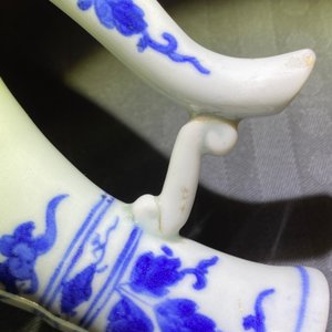 A Japanese blue and white Arita ewer, two dishes and an oval tray, Edo, 17/18th C. — 照片 14