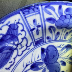 A Japanese blue and white Arita ewer, two dishes and an oval tray, Edo, 17/18th C. — 照片 20