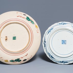 A Japanese blue and white Arita moulded plate and a Kutani dish, Edo/Meiji, 17th and 19th C. — 照片 2