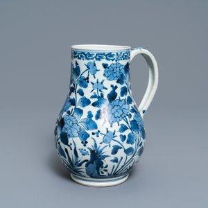 A Japanese blue and white Arita mug with floral design, Edo, 17/18th C. — photo 1