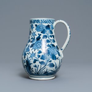A Japanese blue and white Arita mug with floral design, Edo, 17/18th C. — photo 2