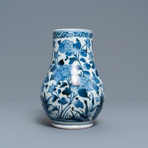 A Japanese blue and white Arita mug with floral design, Edo, 17/18th C. — photo 3