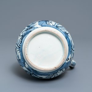 A Japanese blue and white Arita mug with floral design, Edo, 17/18th C. — photo 6