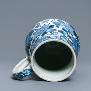 A Japanese blue and white Arita mug with floral design, Edo, 17/18th C. — photo 7