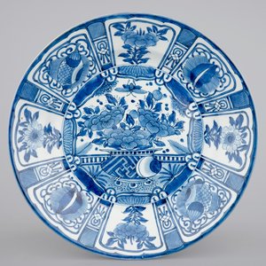 A Japanese blue and white Arita porcelain dish in Kraak style, 17th C. — 照片 1