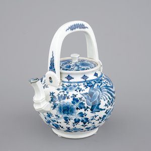 A Japanese blue and white arita porcelain sake ewer, 17/18th C — photo 1