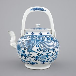 A Japanese blue and white arita porcelain sake ewer, 17/18th C — photo 2
