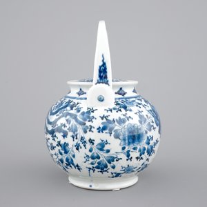 A Japanese blue and white arita porcelain sake ewer, 17/18th C — photo 3