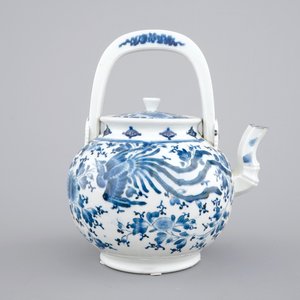 A Japanese blue and white arita porcelain sake ewer, 17/18th C — photo 4