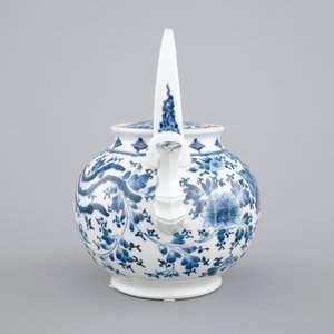 A Japanese blue and white arita porcelain sake ewer, 17/18th C — photo 5