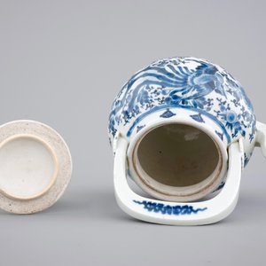 A Japanese blue and white arita porcelain sake ewer, 17/18th C — photo 6