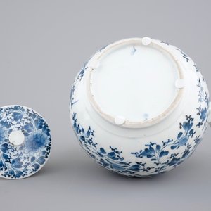 A Japanese blue and white arita porcelain sake ewer, 17/18th C — photo 7