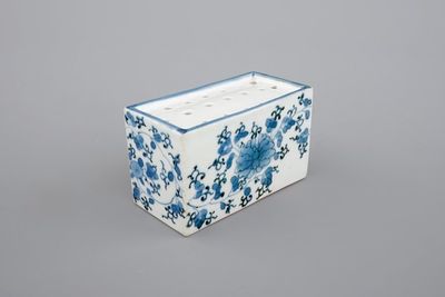 A Japanese blue and white arita porcelain sand shaker, 17/18th C