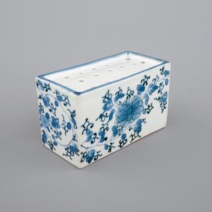 A Japanese blue and white arita porcelain sand shaker, 17/18th C — photo 1