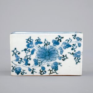 A Japanese blue and white arita porcelain sand shaker, 17/18th C — photo 2