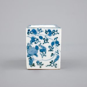A Japanese blue and white arita porcelain sand shaker, 17/18th C — photo 3