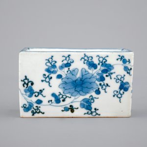 A Japanese blue and white arita porcelain sand shaker, 17/18th C — photo 4