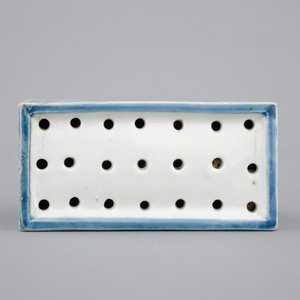 A Japanese blue and white arita porcelain sand shaker, 17/18th C — photo 6