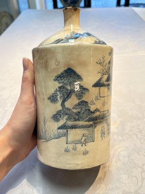 A Japanese blue and white Arita square flask and a Tangen-style bottle, 'Tokkuri', 19/20th C. — 照片 1