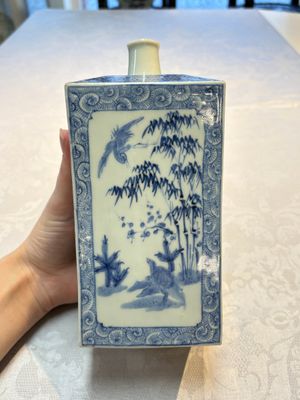 A Japanese blue and white Arita square flask and a Tangen-style bottle, 'Tokkuri', 19/20th C. — 照片 11
